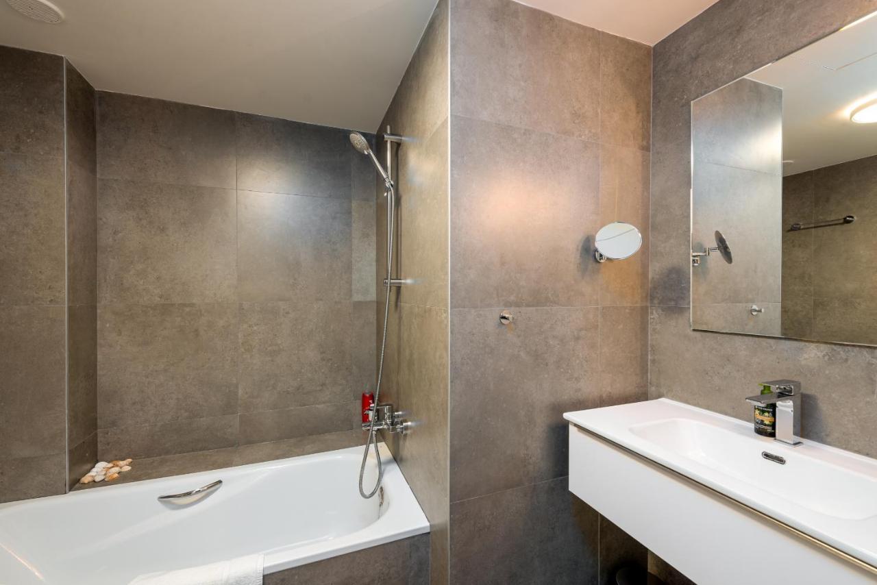 Luxurious Apartment With Sea Views Blue Suites B2-103 Манилва Экстерьер фото