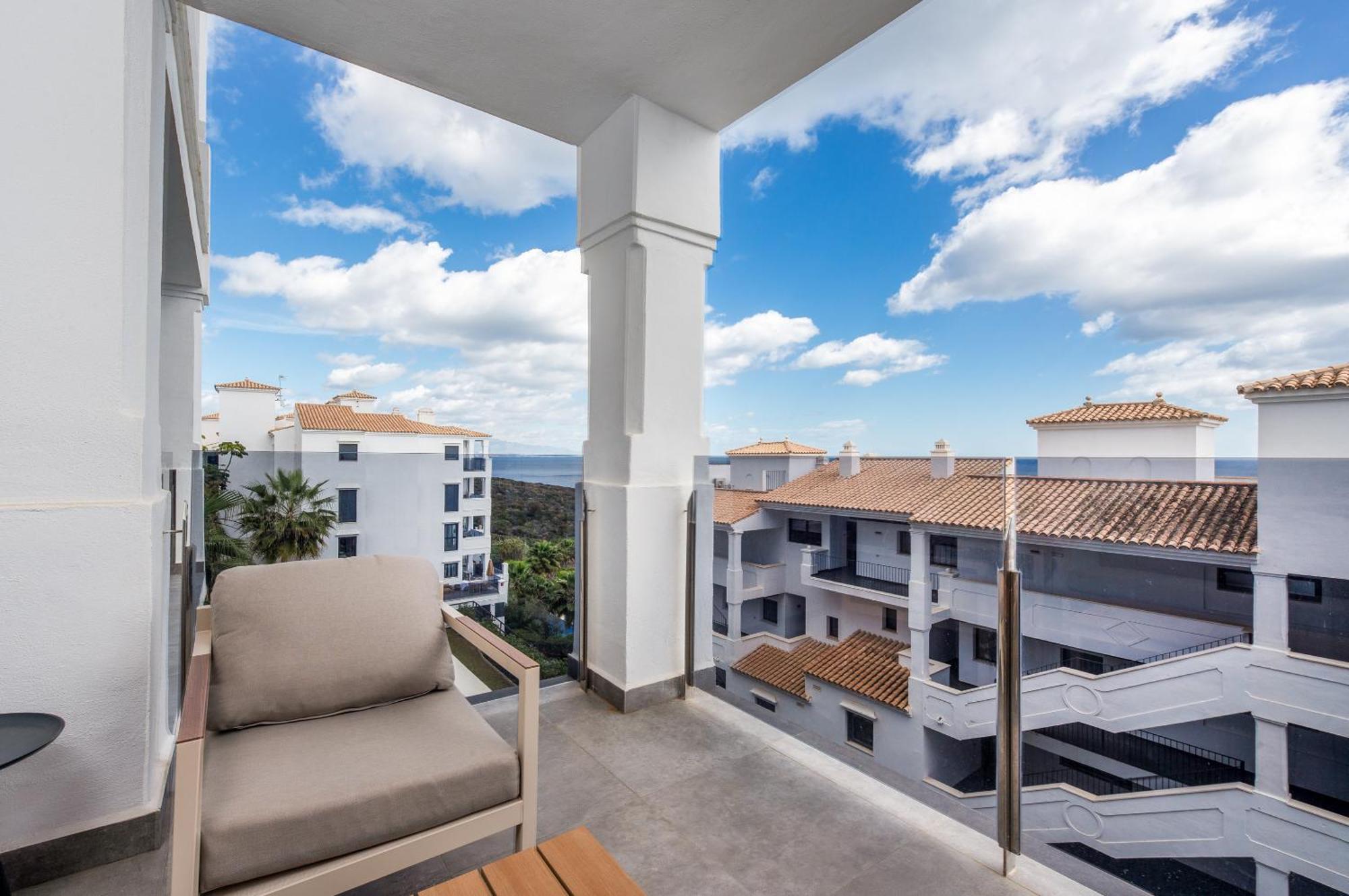 Luxurious Apartment With Sea Views Blue Suites B2-103 Манилва Экстерьер фото